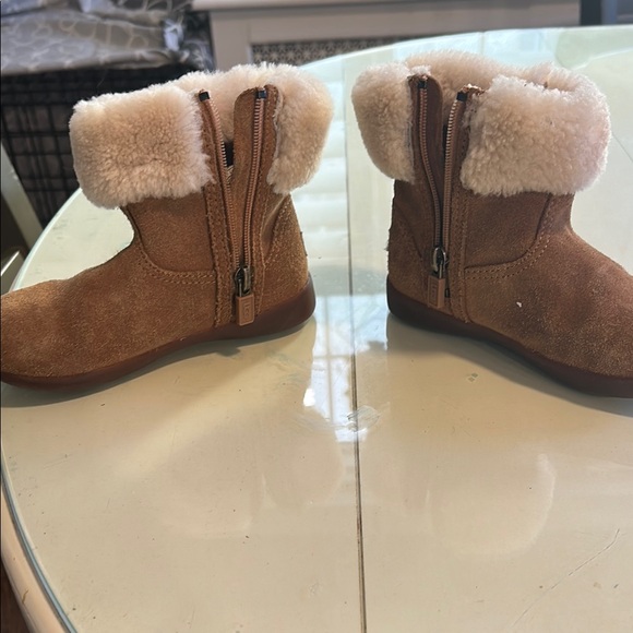 UGG Tan Shearling Boots - Picture 4 of 5